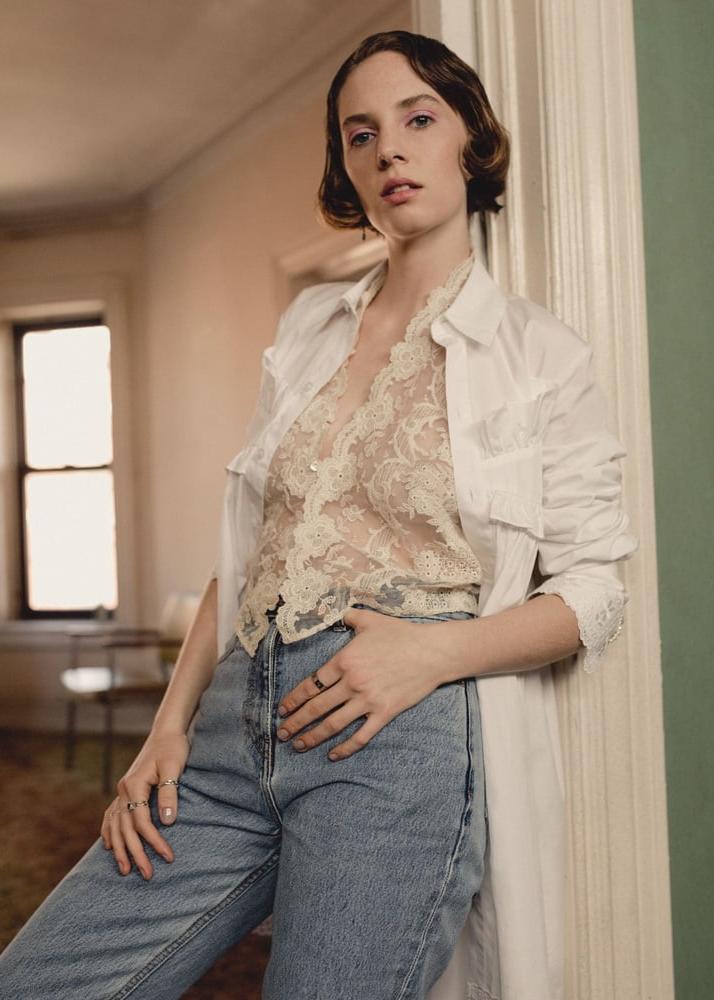 25P Maya Hawke celebrity shows her tits