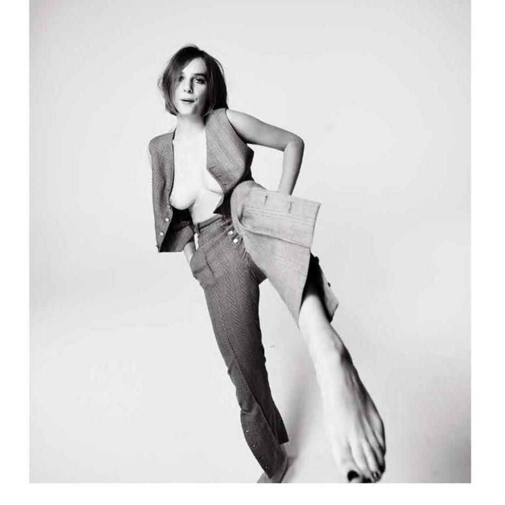 25P Maya Hawke celebrity shows her tits