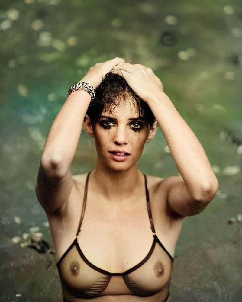 25P Maya Hawke celebrity shows her tits