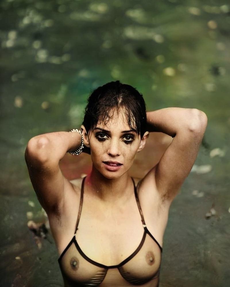 25P Maya Hawke celebrity shows her tits