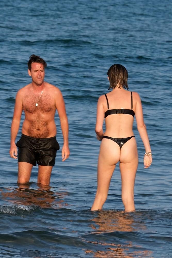 25P Maya Hawke celebrity shows her tits