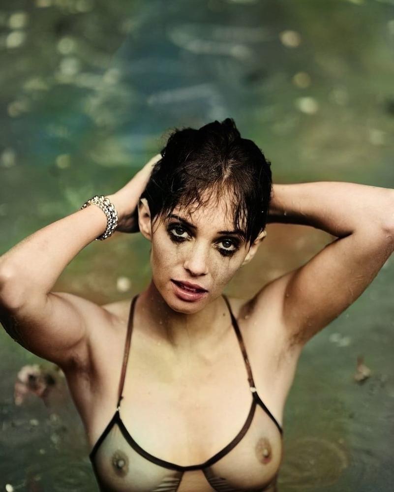 25P Maya Hawke celebrity shows her tits