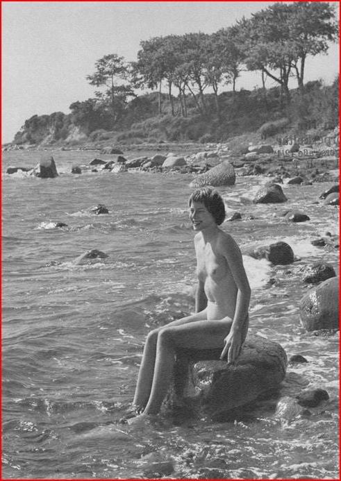 25P Naked people of vintage photos Vol. 27