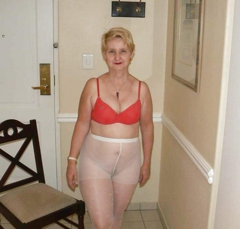 25P Mature Women in Pantyhose 5