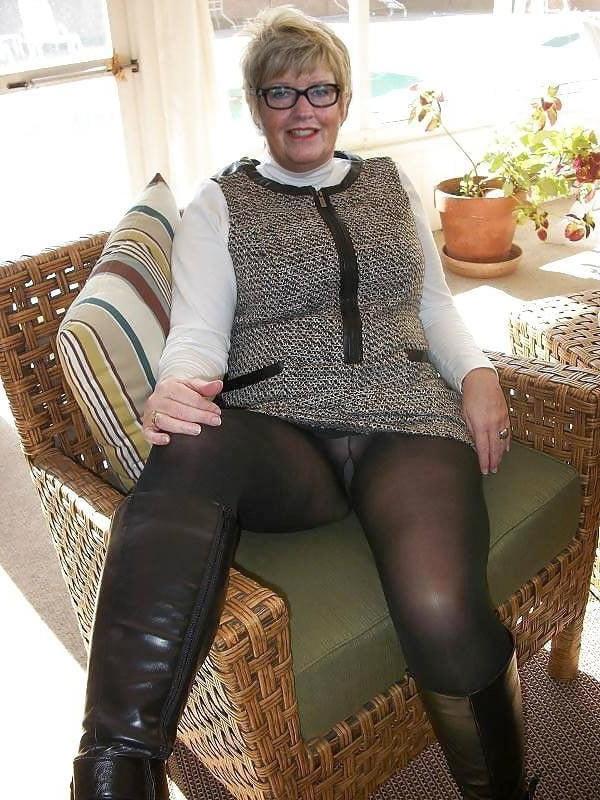 25P Mature Women in Pantyhose 5