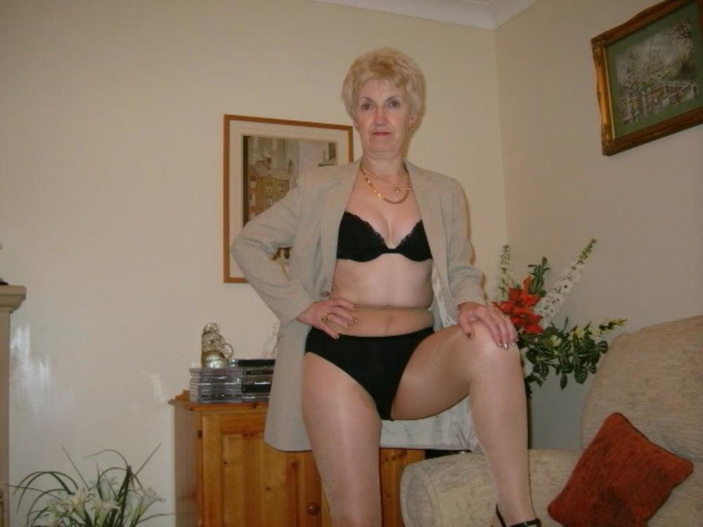25P Mature Women in Pantyhose 5