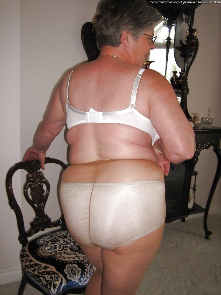 25P Mature Women in Pantyhose 5