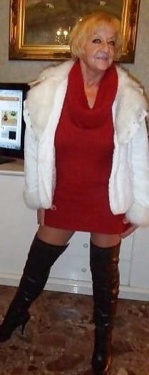 14P Stunning non-nude blonde GILF