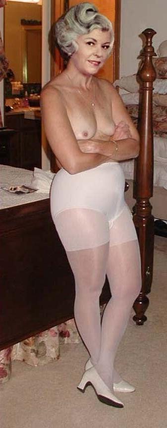 25P Mature Women in Pantyhose 8