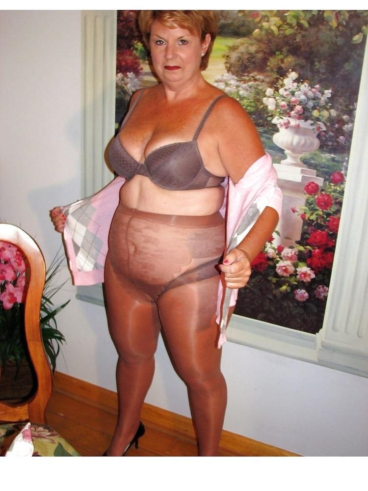 25P Mature Women in Pantyhose 8