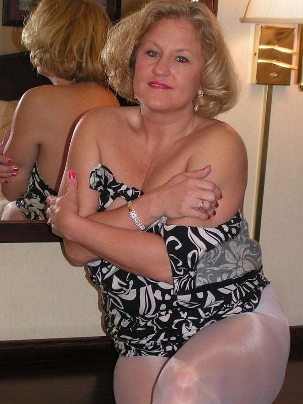 25P Mature Women in Pantyhose 6