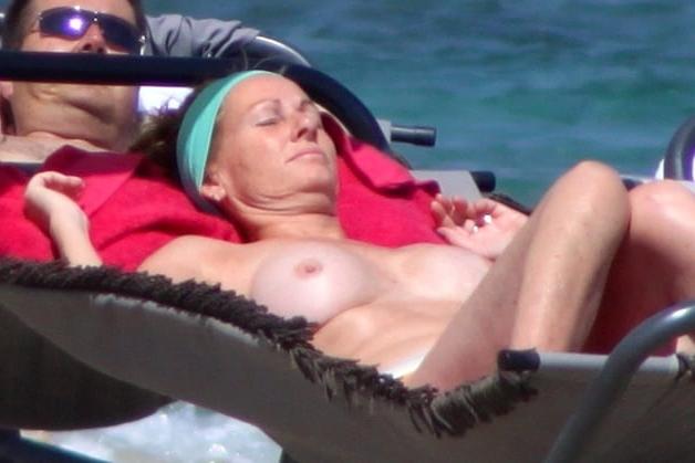 9P MILF mit großen weißen Titten oben ohne am Strand von Naxos