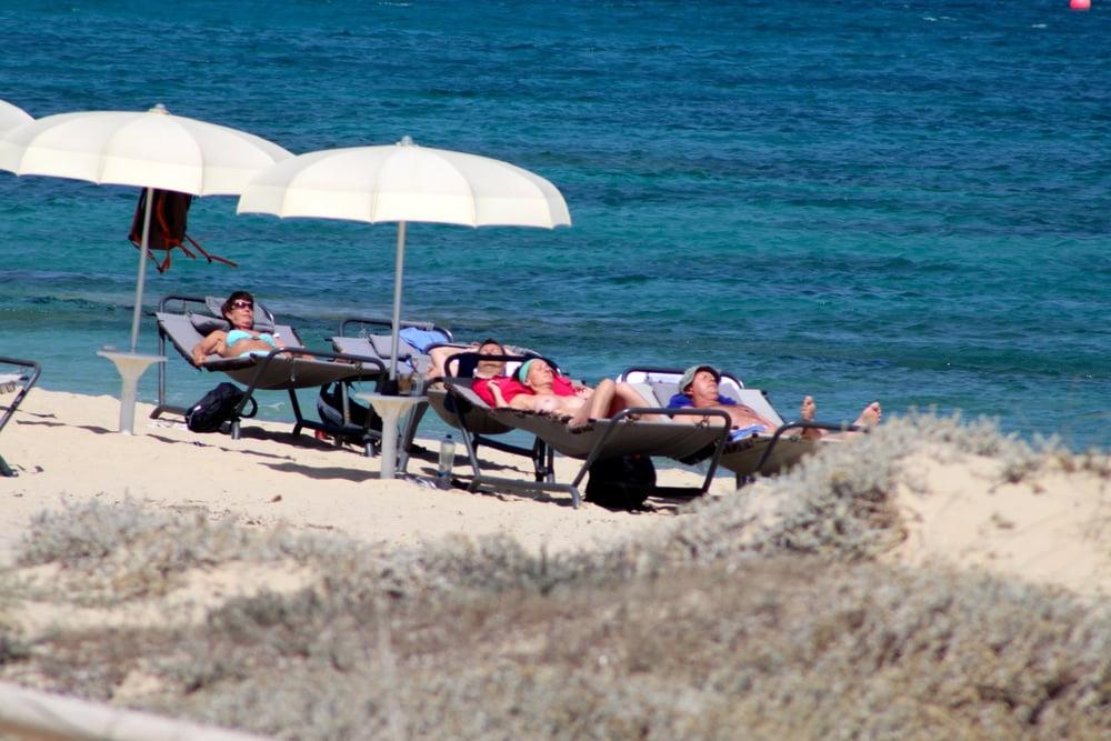 9P MILF mit großen weißen Titten oben ohne am Strand von Naxos