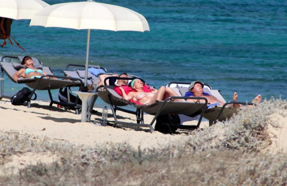 9P MILF mit großen weißen Titten oben ohne am Strand von Naxos