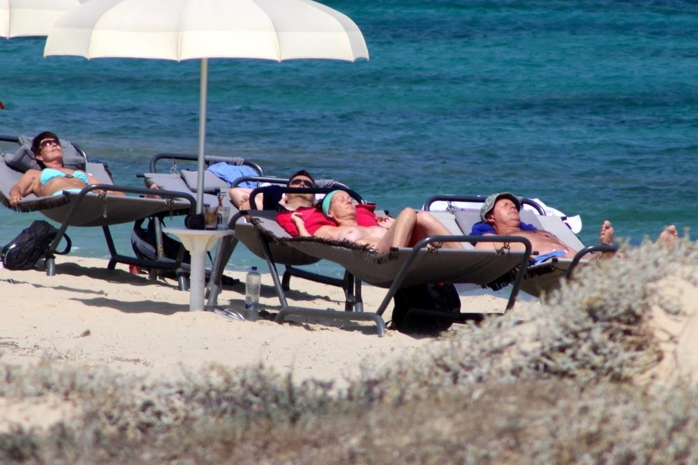 9P MILF mit großen weißen Titten oben ohne am Strand von Naxos