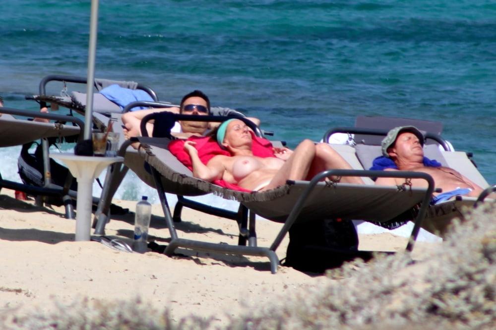 9P MILF mit großen weißen Titten oben ohne am Strand von Naxos