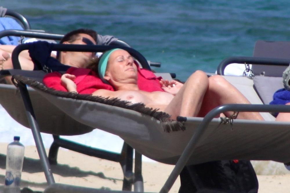 9P MILF mit großen weißen Titten oben ohne am Strand von Naxos