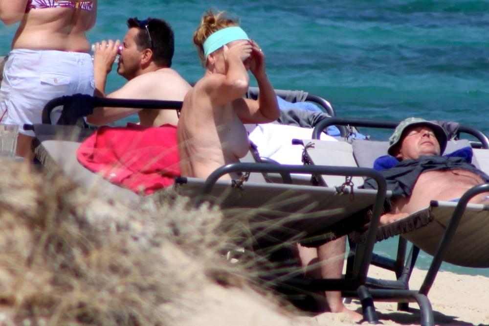 9P MILF mit großen weißen Titten oben ohne am Strand von Naxos