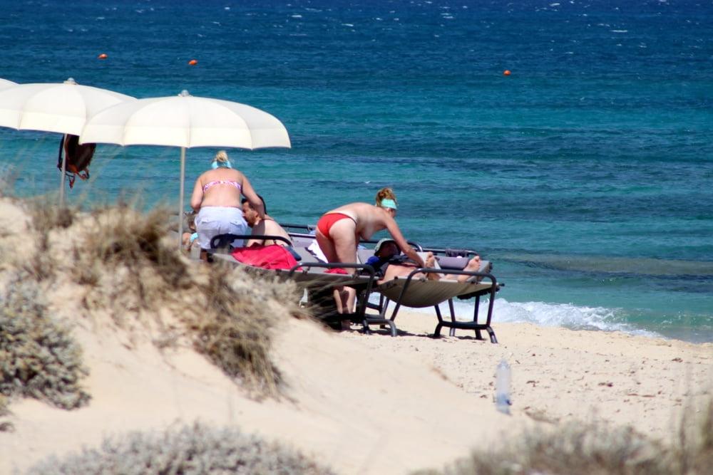 9P MILF mit großen weißen Titten oben ohne am Strand von Naxos