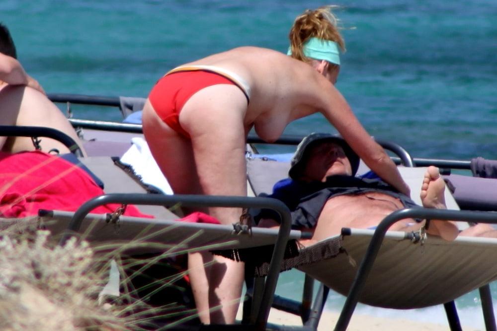 9P MILF mit großen weißen Titten oben ohne am Strand von Naxos