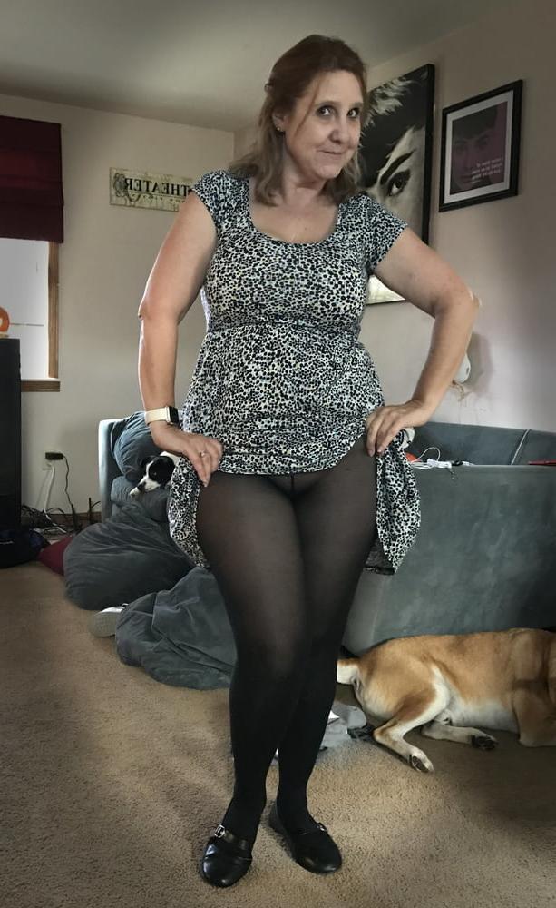 25P Mature Women in Pantyhose 3
