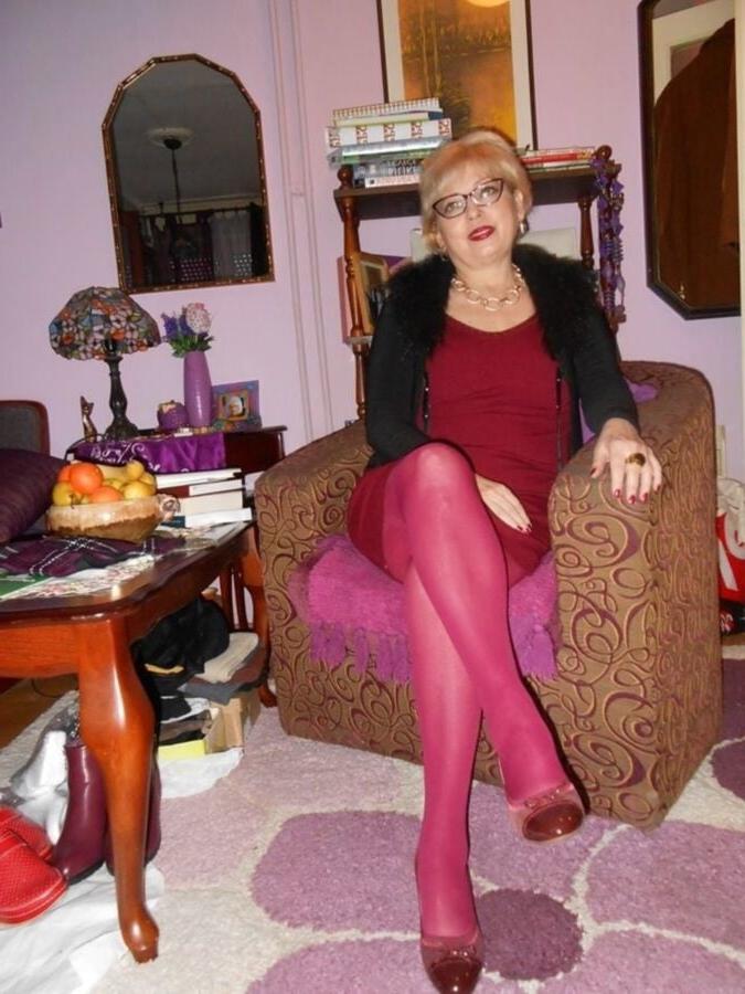 25P Mature Women in Pantyhose 3