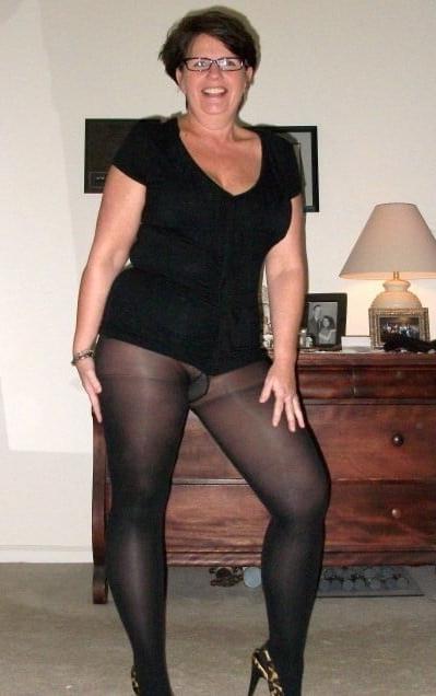 25P Mature Women in Pantyhose 3