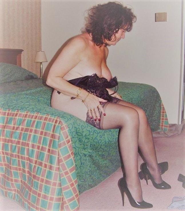 25P Mature Women in Nylons and Stockings