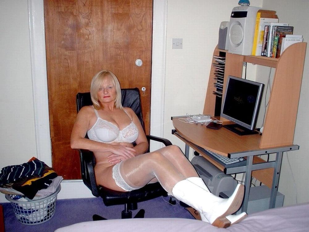 25P Mature Women in Nylons and Stockings 9