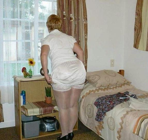 25P Mature Women in Nylons and Stockings 2