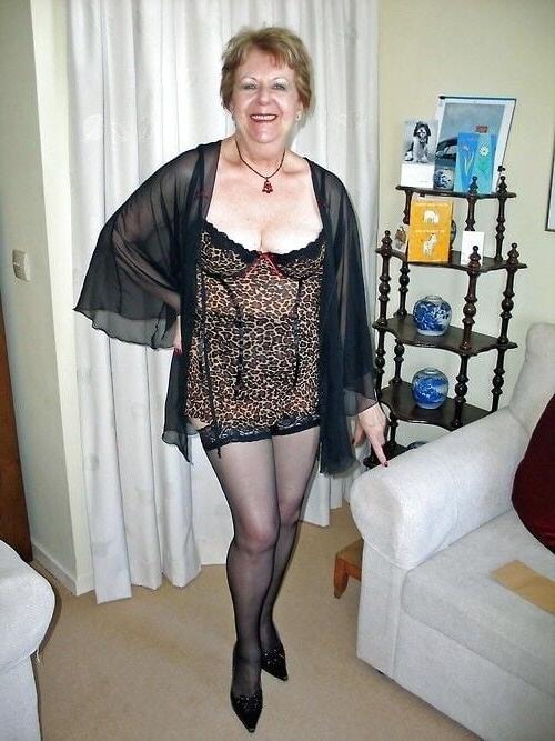 25P Mature Women in Nylons and Stockings 2