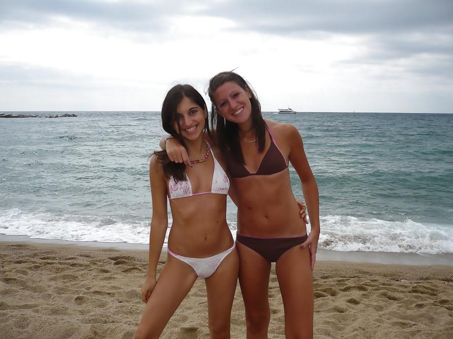 25P Italian girl shows pussy
