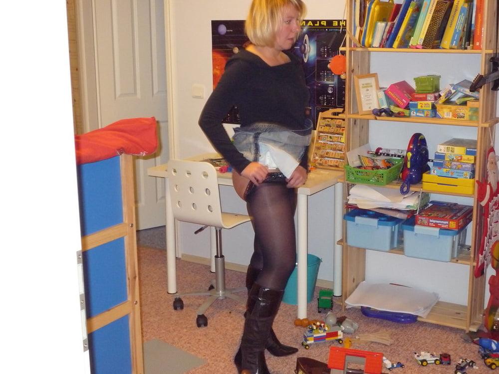 25P Mature Women in Pantyhose 4