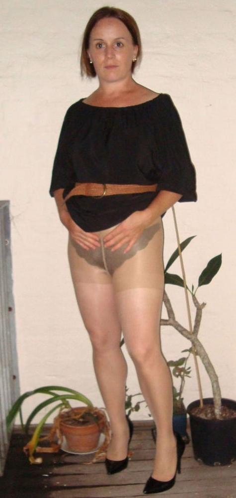 25P Mature Women in Pantyhose 4