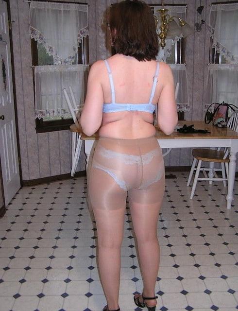 25P Mature Women in Pantyhose 4
