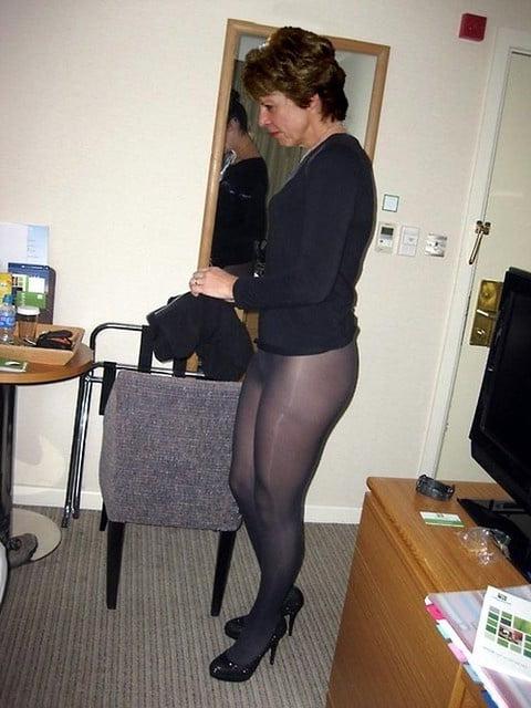 25P Mature Women in Pantyhose 4