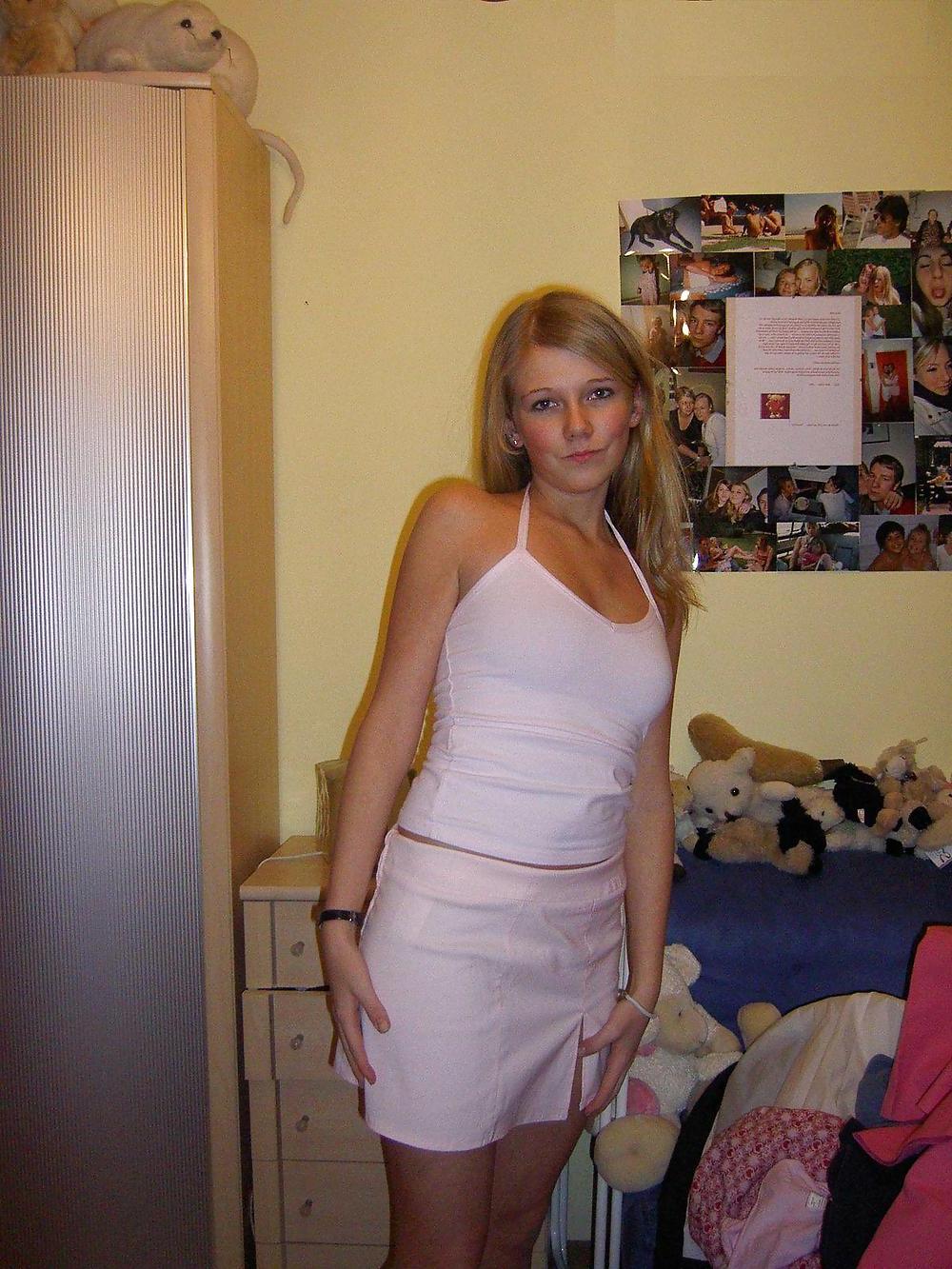 25P BLOND GIRL POSING NAKED