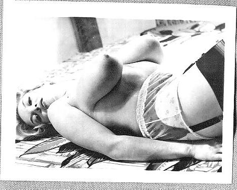 20P BUSTY VINTAGE RETRO BABES #002