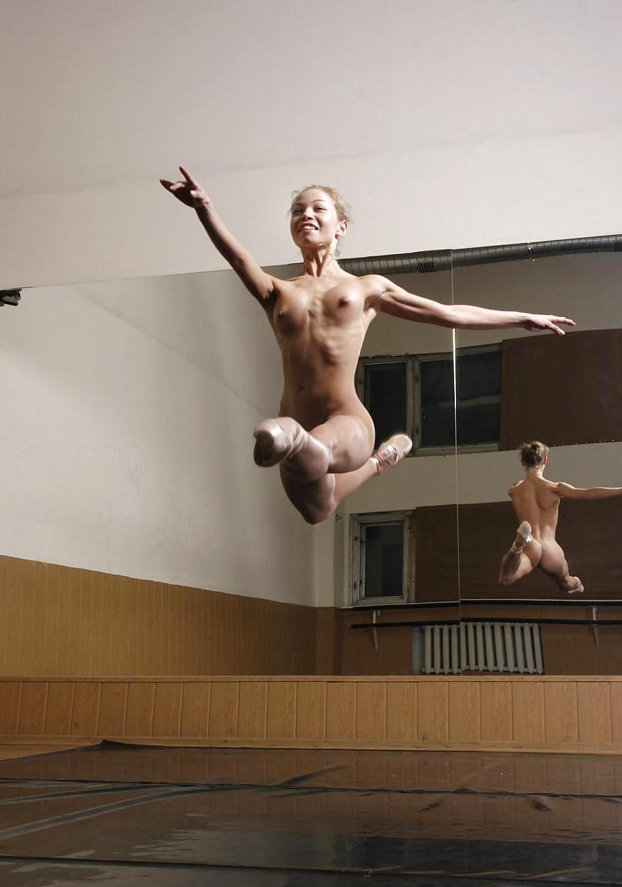 20P Nude ballet dancer