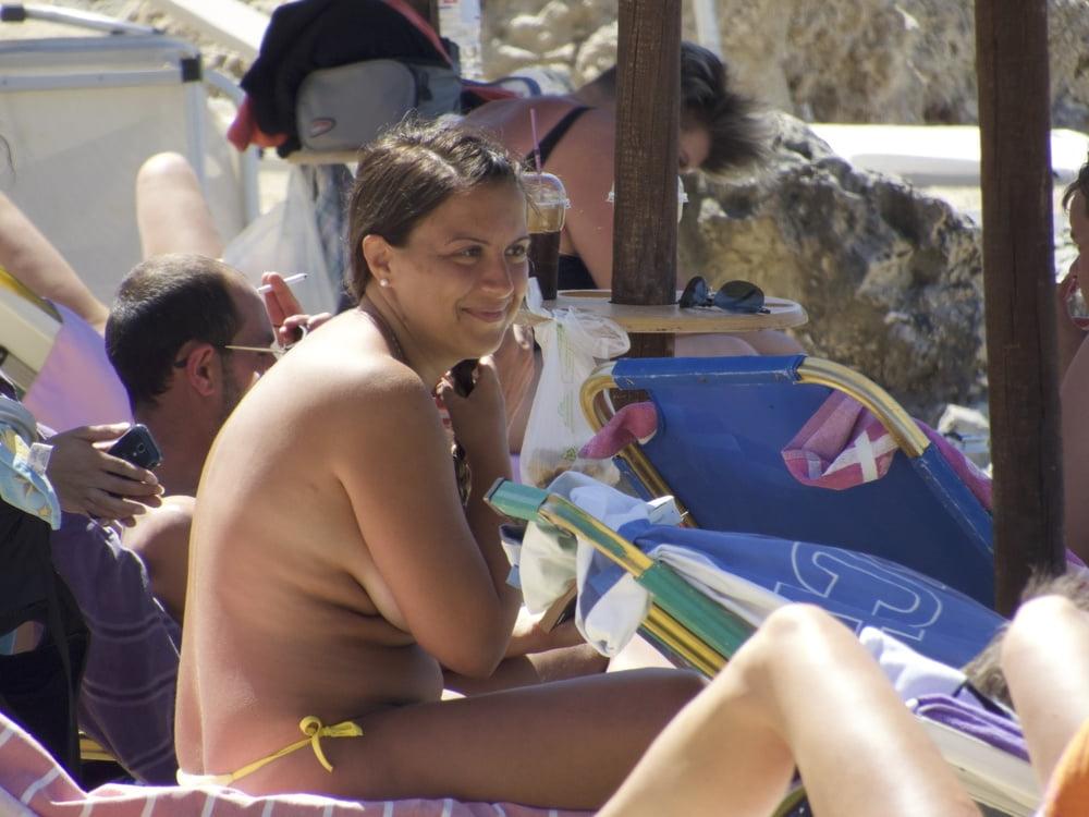 6P Italian girl big tits topless beach voyeur