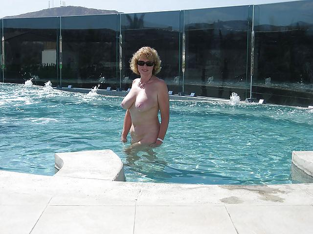 25P The Mature Exhibitionist 2