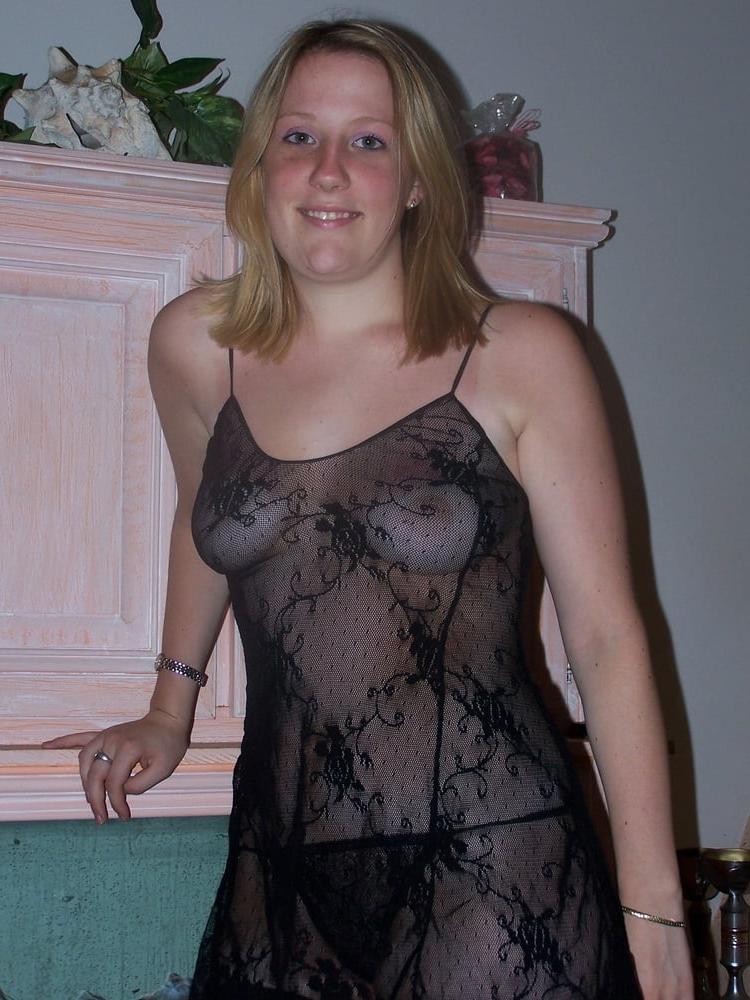 25P Sexy blond posing and sucking