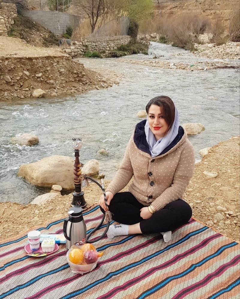 25P Iranian woman stocking white 1