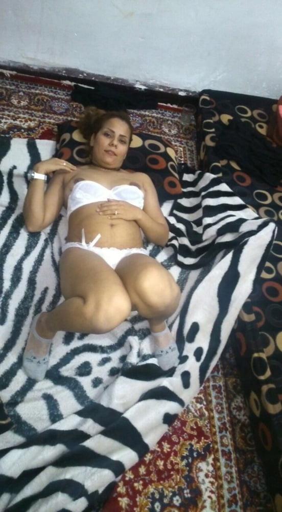 25P Iranian woman stocking white 1