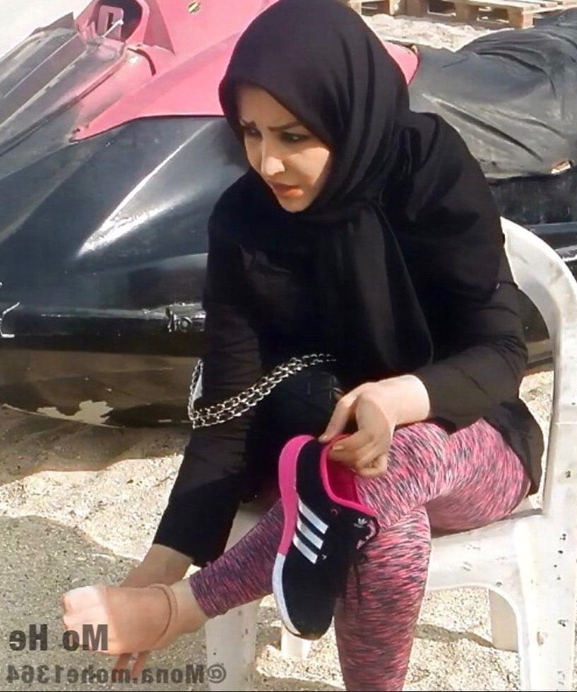 25P Iranian woman stocking white 1