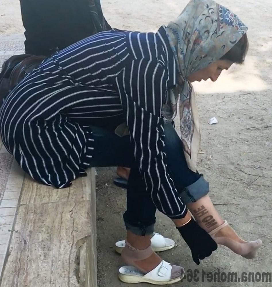 25P Iranian woman stocking white 1