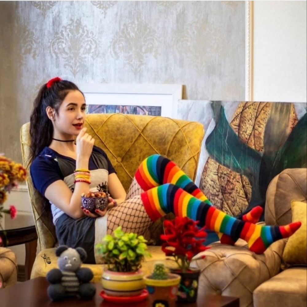 20P Iranian Stocking Women 1