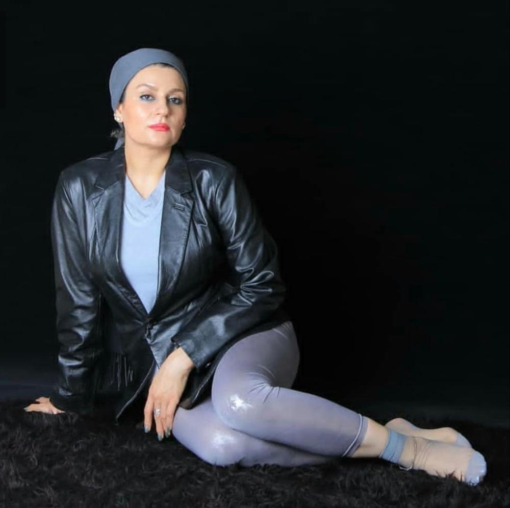 20P Iranian Stocking Women 1