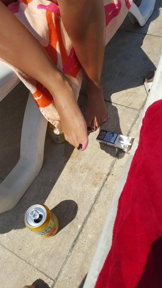 25P Yng Gf's shows sexy body in bikini pool