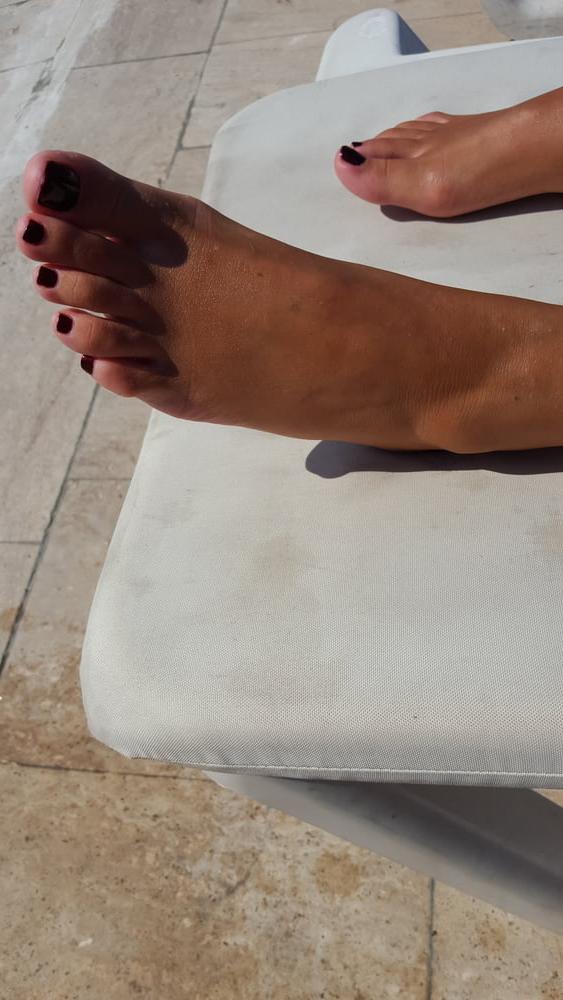 25P Yng Gf's shows sexy body in bikini pool